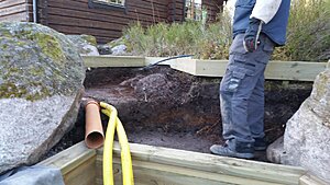 Liten plattgång från gräsmattan till sittplatsen är tanken så man kan sitta och njuta