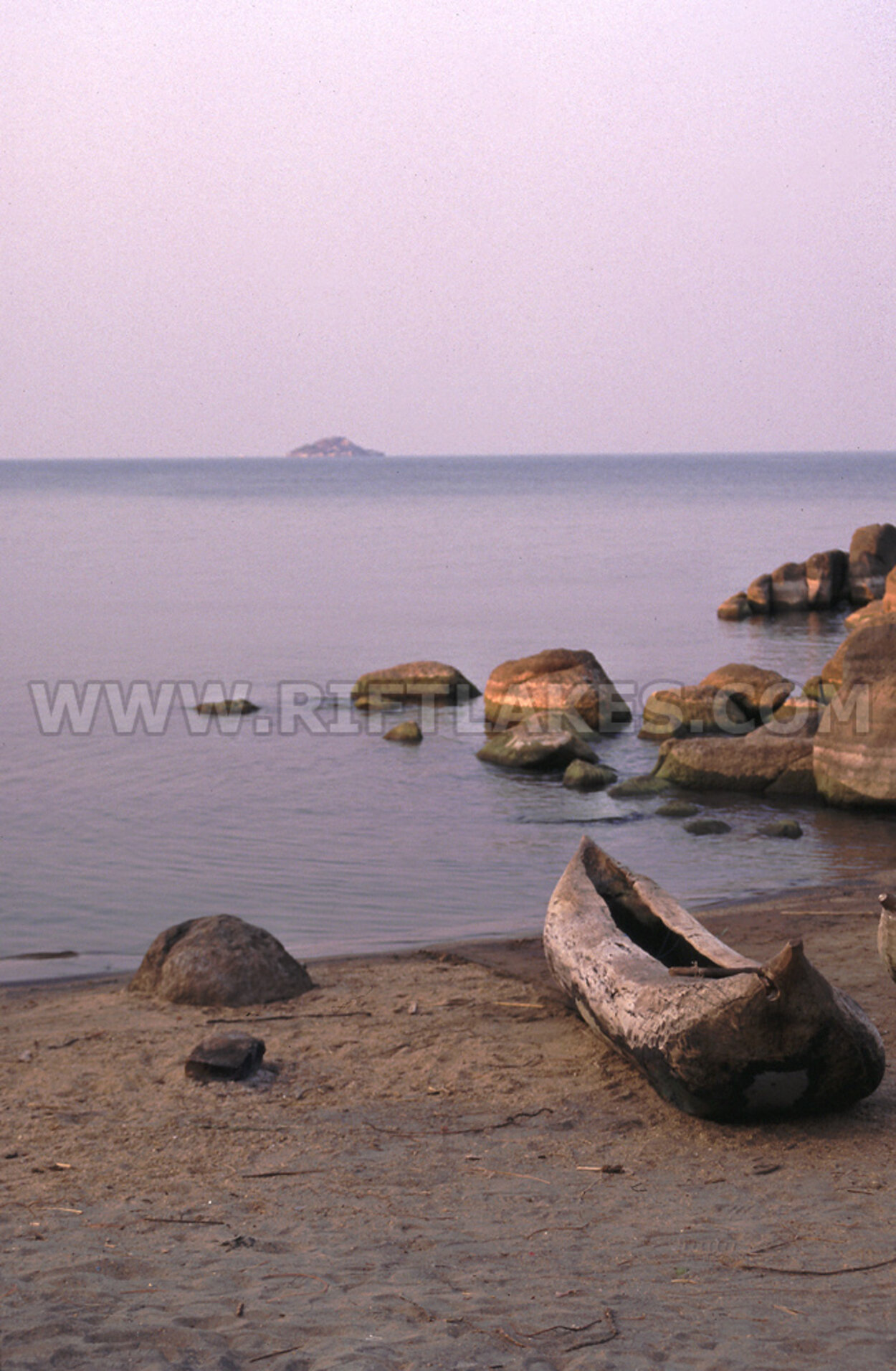 Kanot på stranden vi Kambiri Point