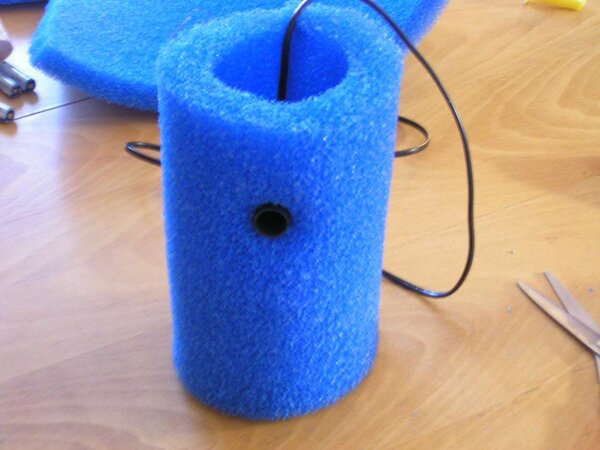 Cylinder av blå filtermatta som yngelskydd.