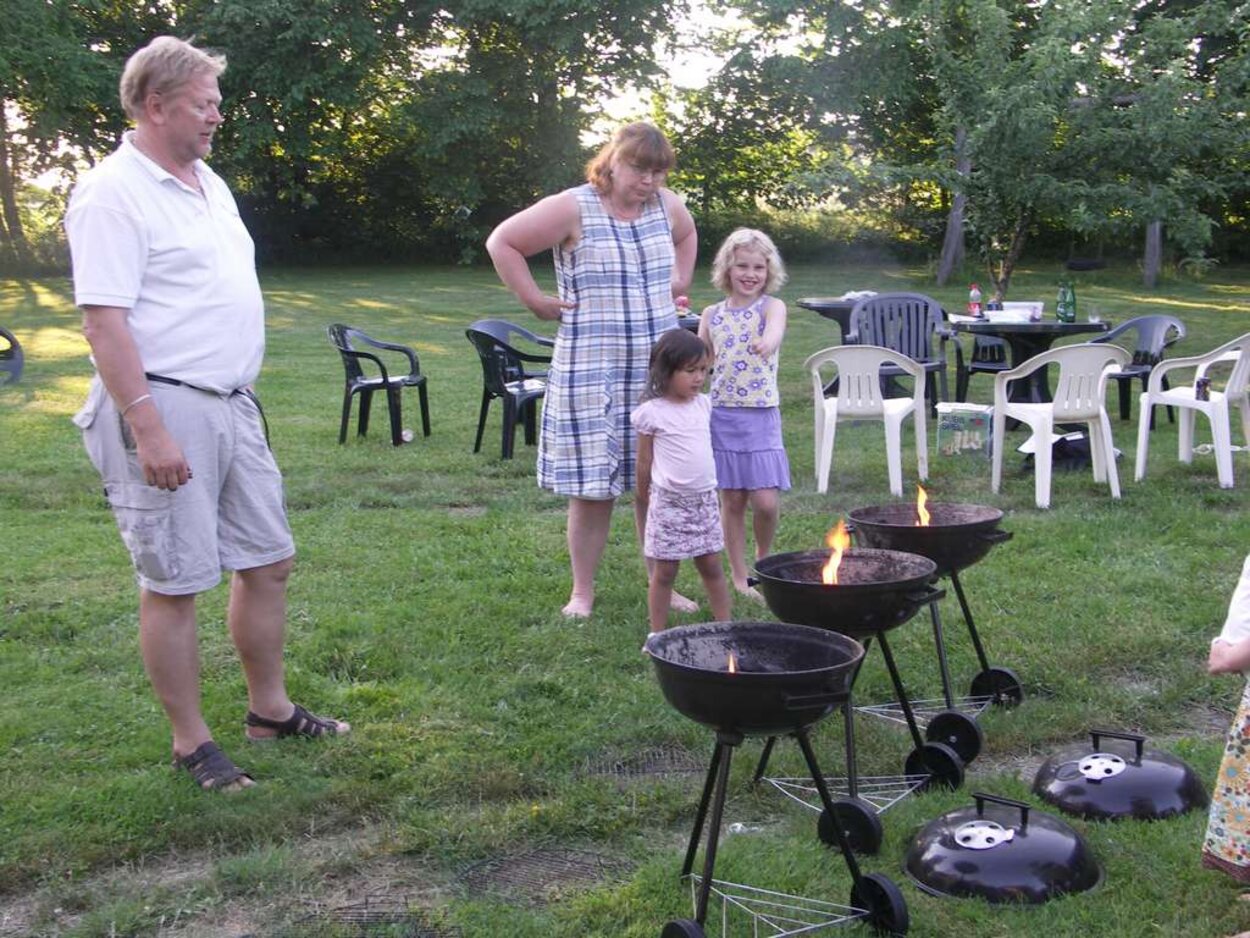 Kaj visar barnen och Agneta hur man grillar;)