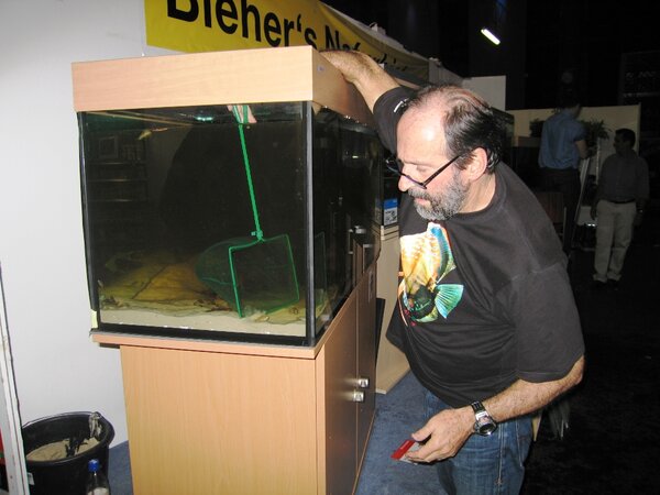 Heiko Bleher letar fisk till Kaj och mig